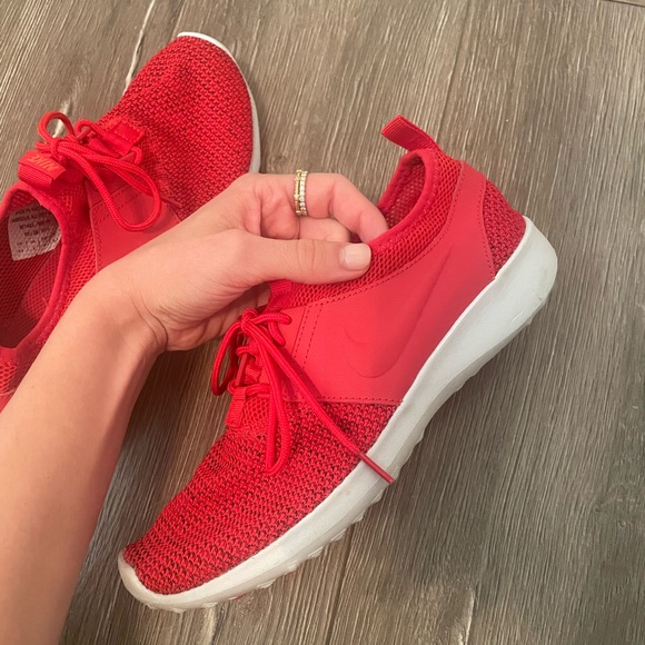NIKE Red Roshe Size 8.5 - Picture 1 of 5